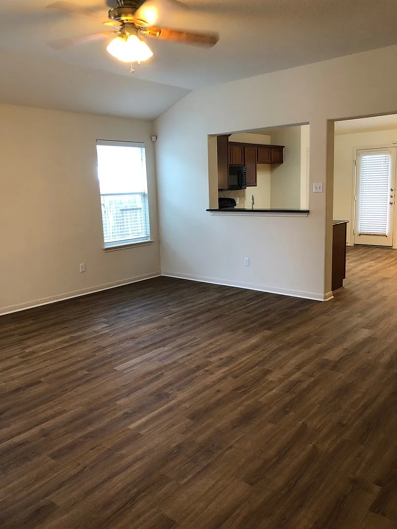 4 Bedroom Charm in Manor — Photo 4