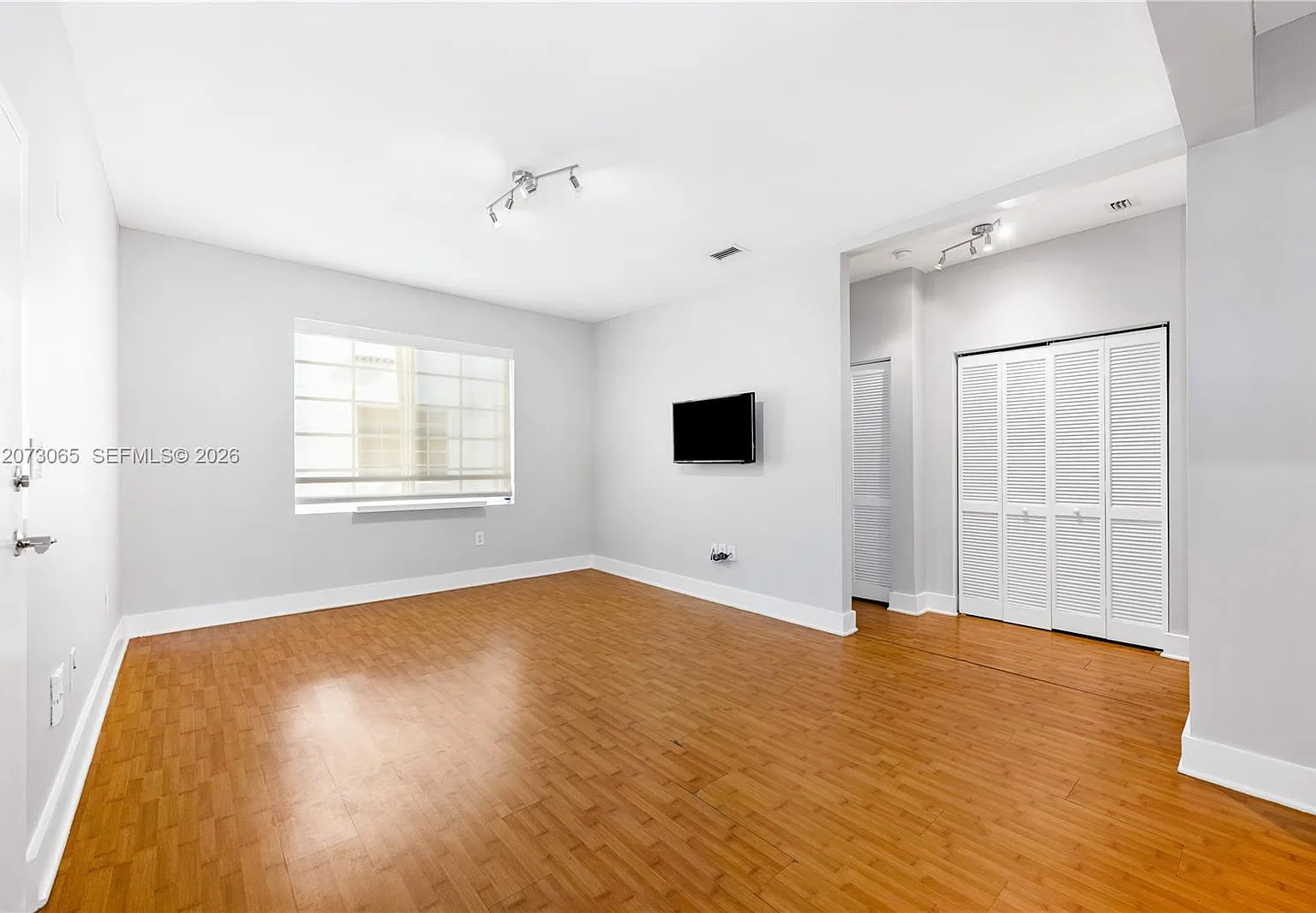 The Ambassador Condo — Photo 4