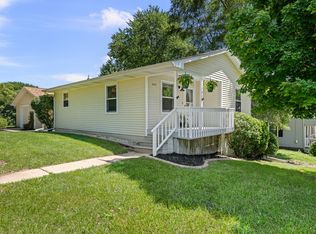 425 Wisconsin St, Leclaire, IA 52753