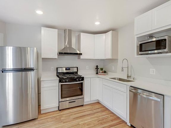 4th image of 2549 Aldrich Ave S