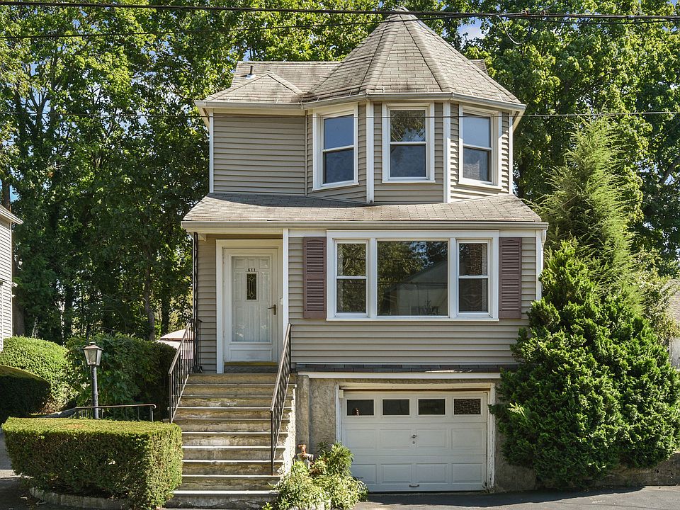 1st image of 611 2nd St