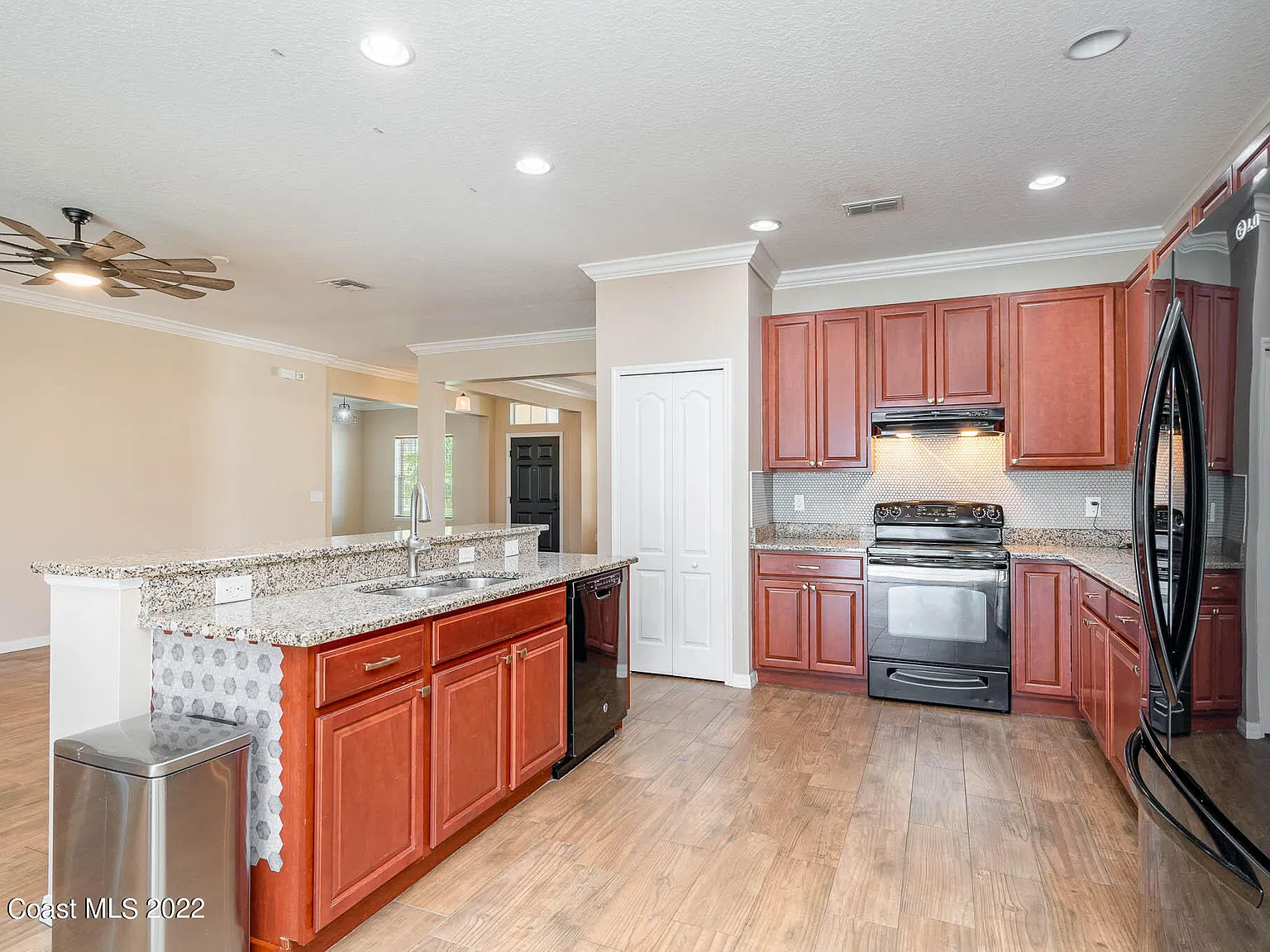 4 bed, 3.0 bath, 2428 sqft, $3,000 — Photo 3