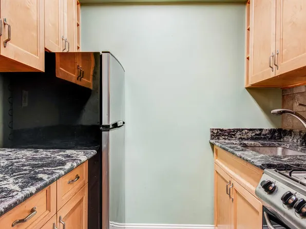 305 East 72nd Street image 4 of 9