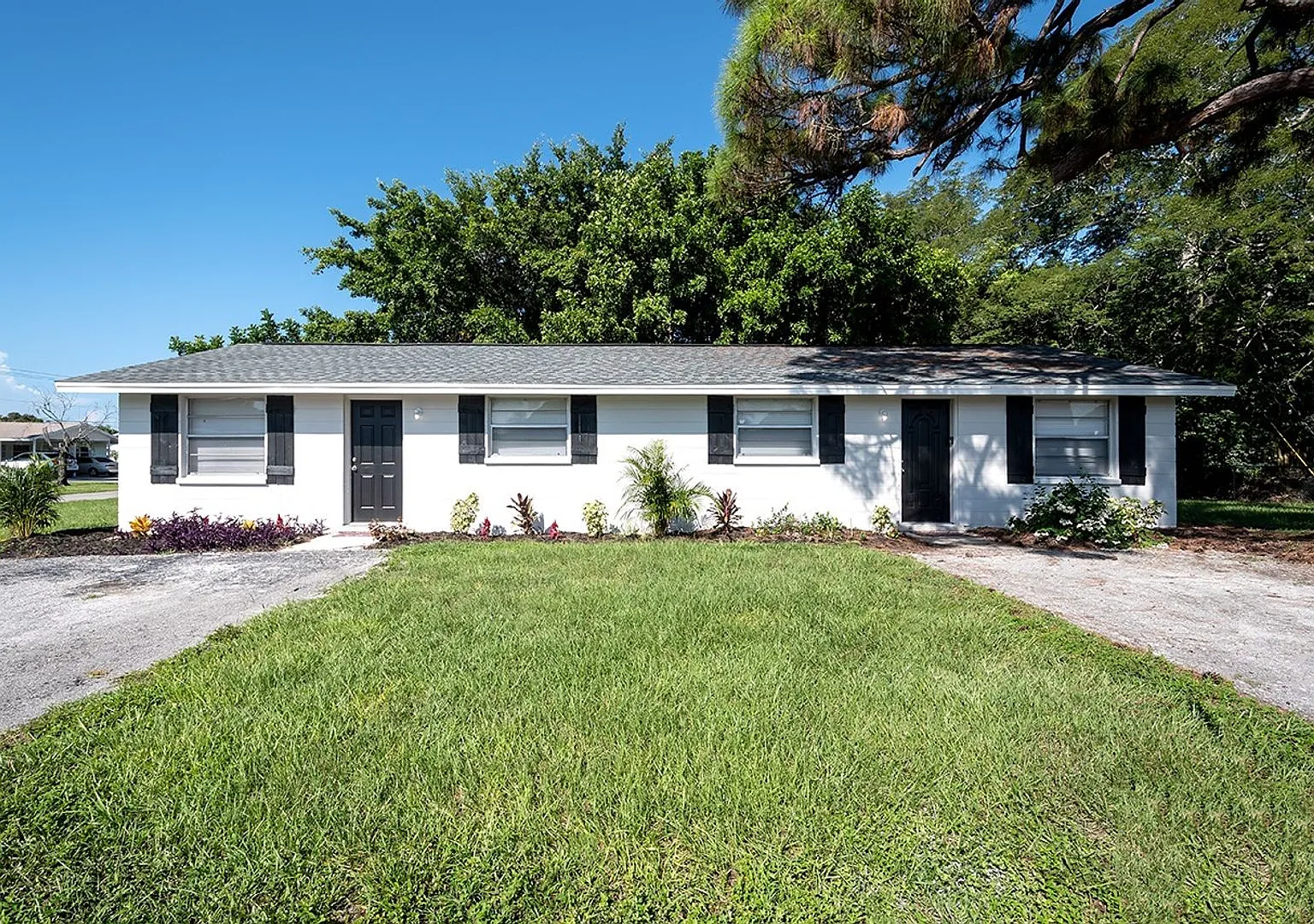 Charming 2 Bedroom Duplex in West Bradenton Available Furnished or Unfurnished — Photo 2