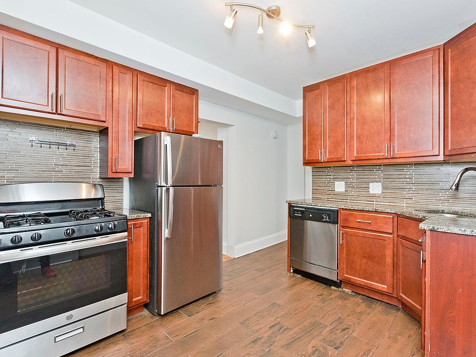 1st image of 832 N Rockwell St #1E