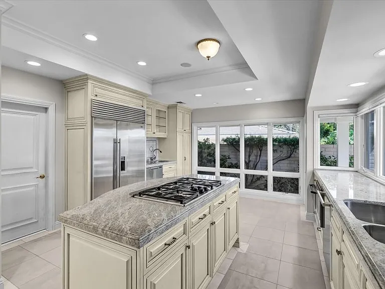 1070 Granville Dr — Photo 10