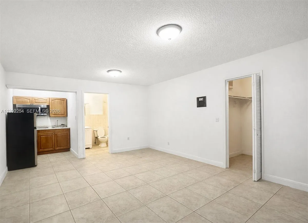 Building Photo - 2471 NW 18th Ter #A