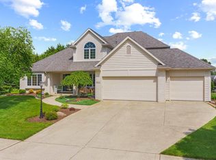 2206 Stonebriar Rd, Fort Wayne, IN 46814