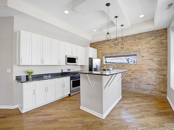 4th image of 1834 S Ashland Ave #202