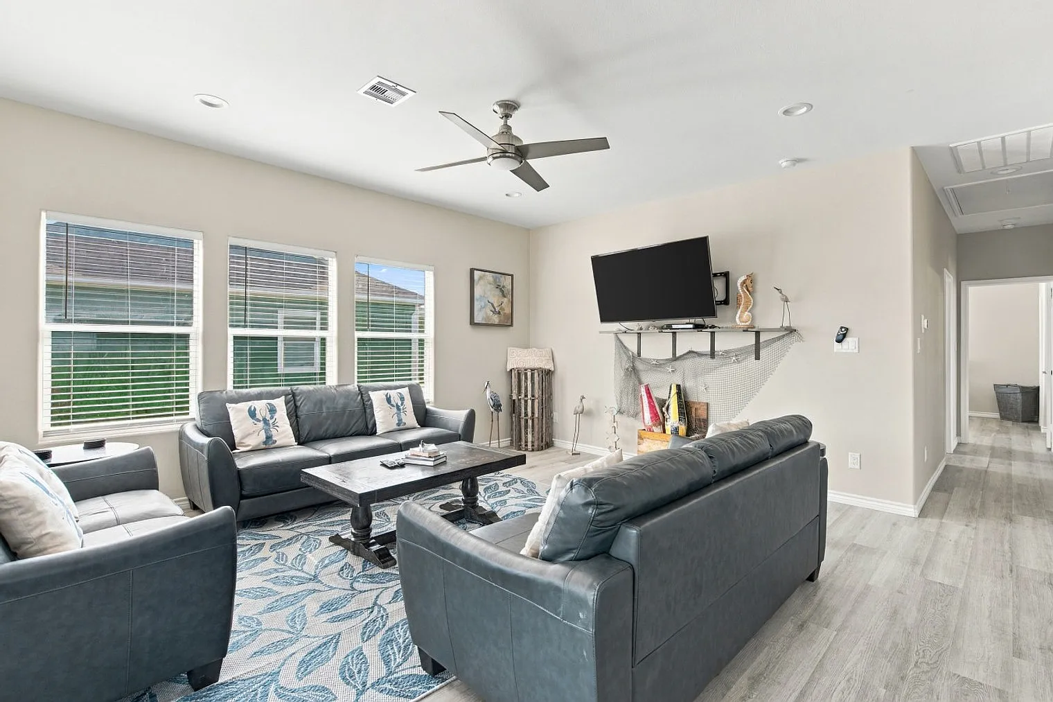 3 bed, 2.0 bath, 1259 sqft, $3,020 — Photo 3