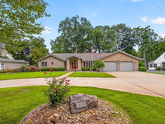 2nd image of 1023 Hawthorne Dr