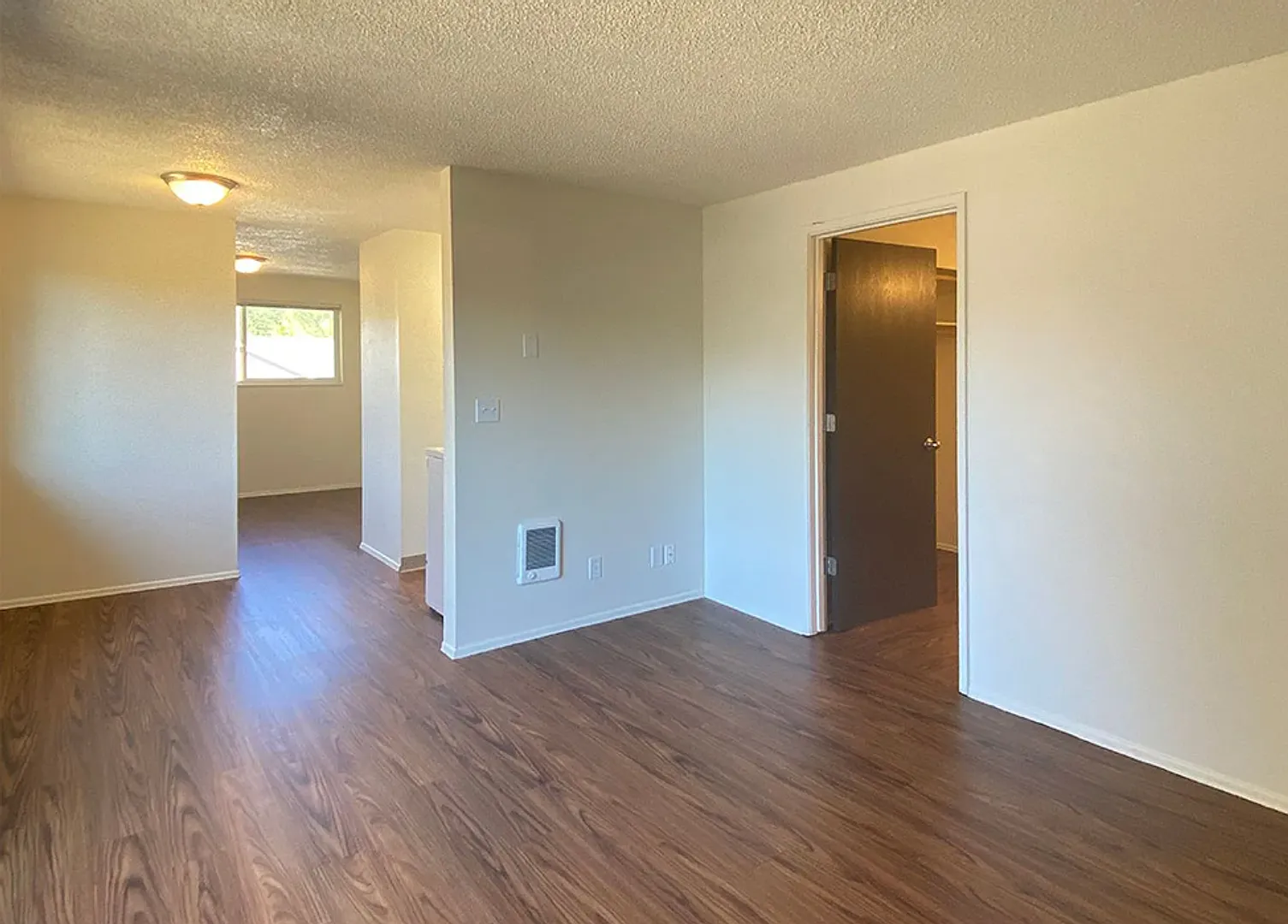 480-Knox St — Photo 2