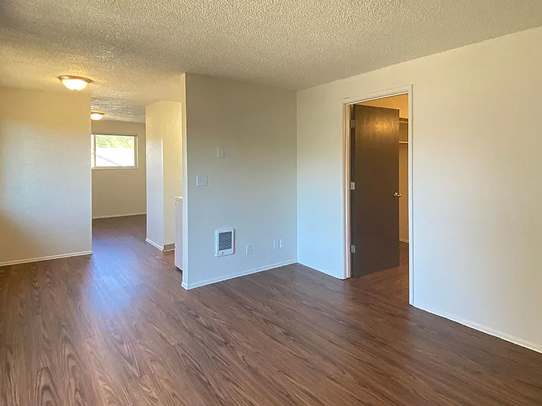 480-Knox St — Photo 2