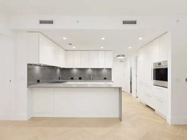 4685 Cambie St #203, Vancouver, BC V5Z 3B2