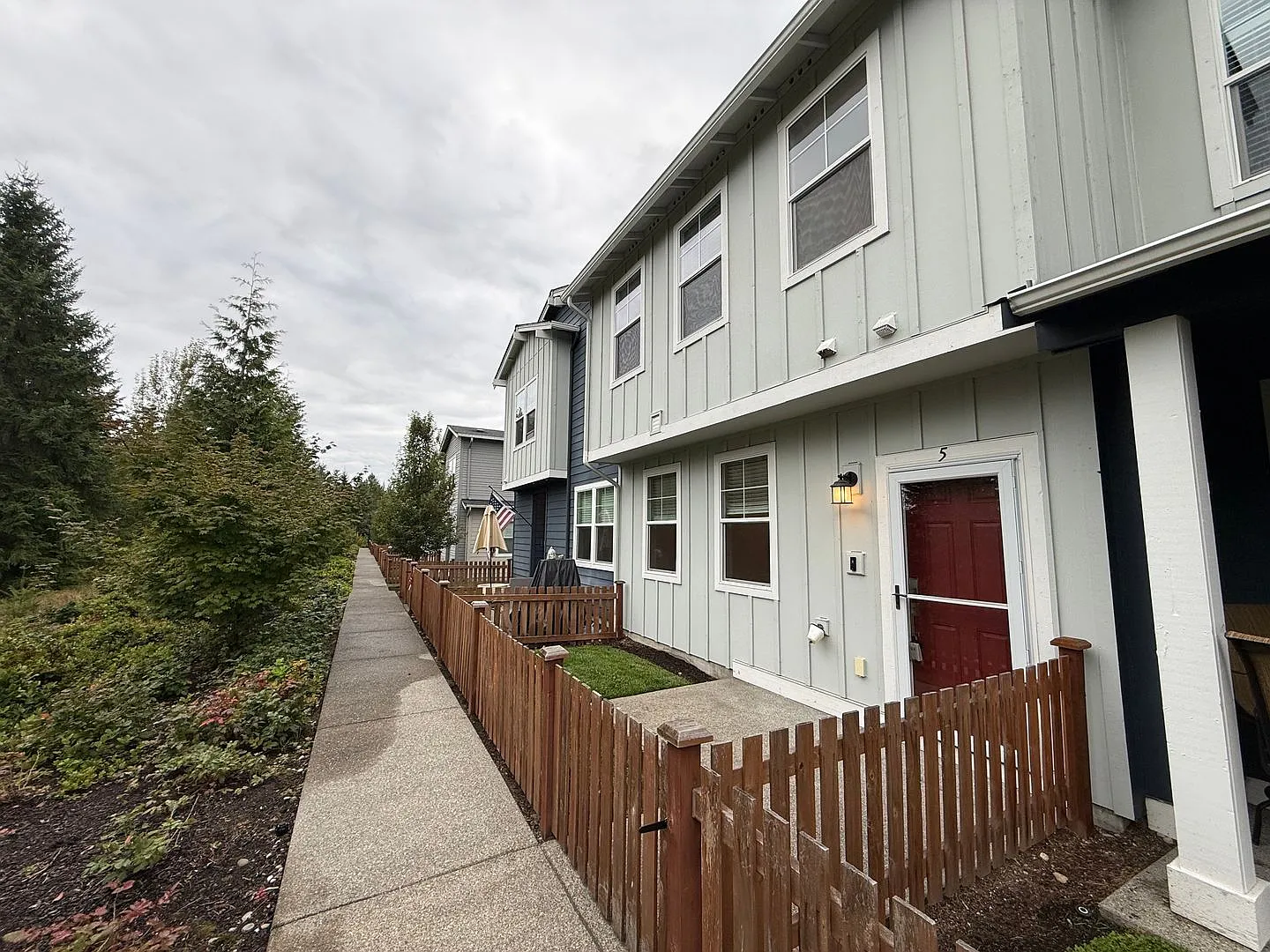 Modern 3-Bedroom Townhome in Tehaleh 2-Car Garage & Private Yard — Photo 3