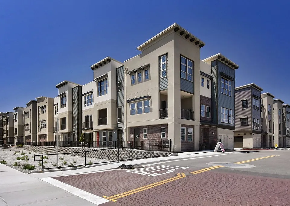 1761 Hazelnut Ln