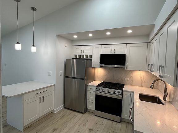4th image of 18 Echo Ct APT 14