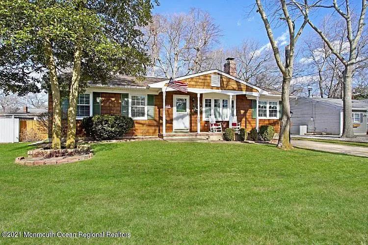 112 Hemlock Dr photo 1