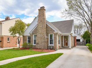 5242 N Bay Ridge Ave, Whitefish Bay, WI 53217