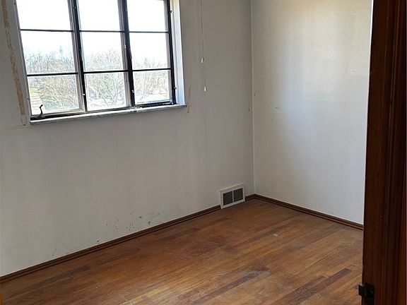 5th image of 1800 McCully Rd