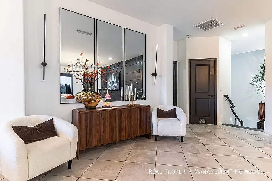 3 bed, 2.0 bath, 2213 sqft, $3,695 — Photo 2