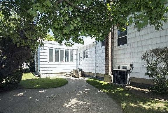 2nd image of 549 Barnard Ave