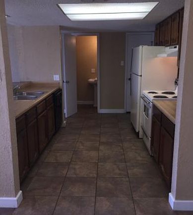 4th image of 1008 Fairmont Ct #A