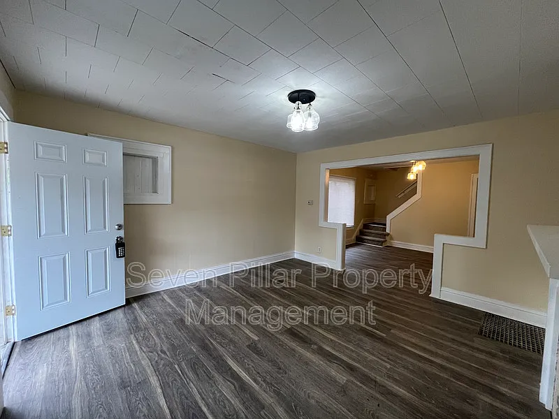 3 bed, 1.0 bath, 1120 sqft, $1,200 — Photo 2