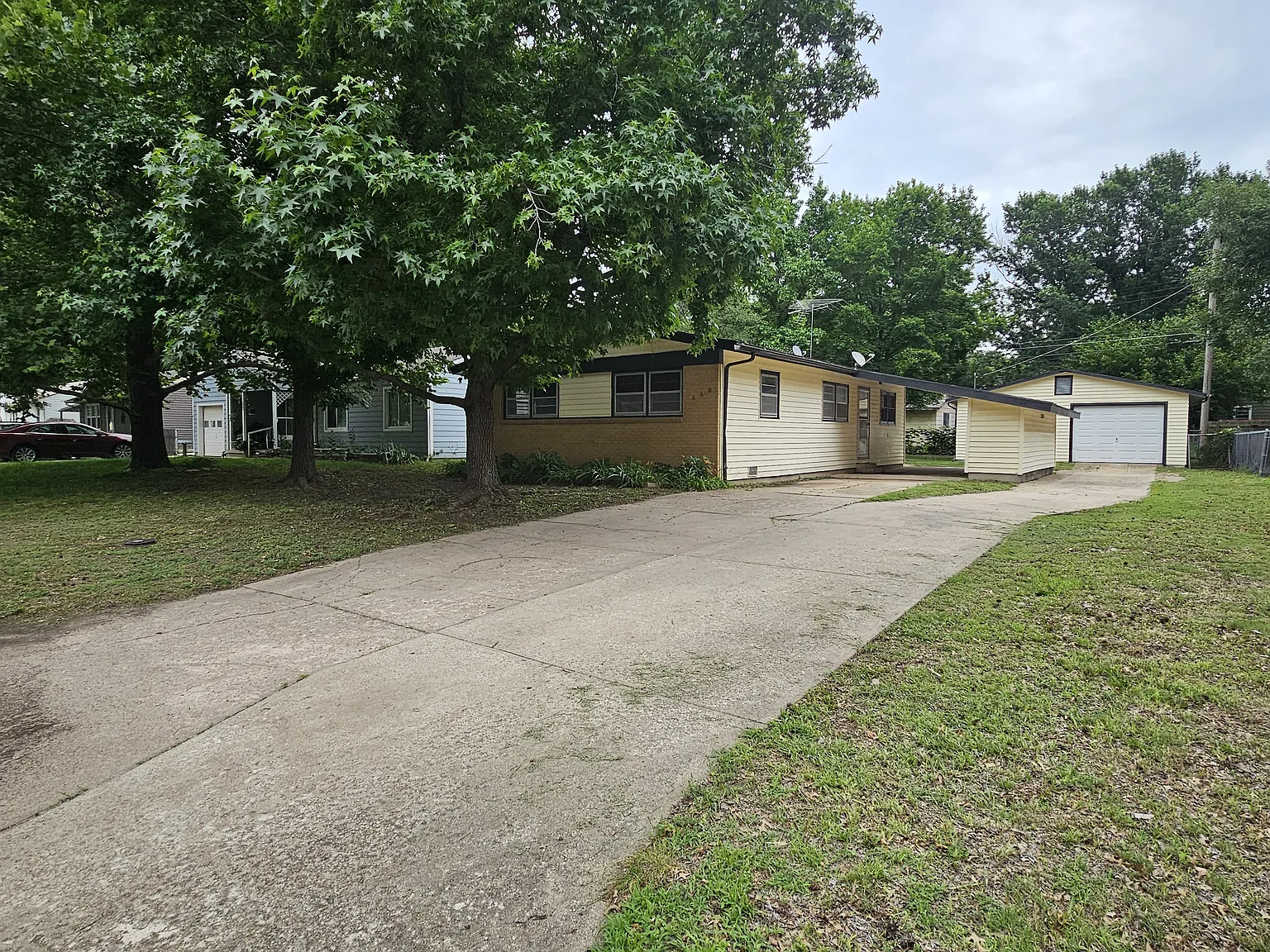 3 bed, 1000 sqft, $1,050 — Photo 2