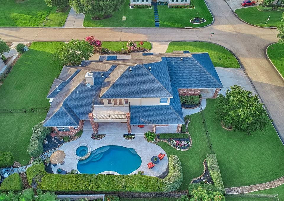 Beautiful custom home built by highly sought after Brand R Construction, this home has upgraded features throughout and sits on 2 lots! Welcome to 252 Palais Verde Dr.