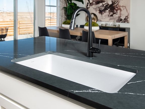 Single-basin kitchen sink