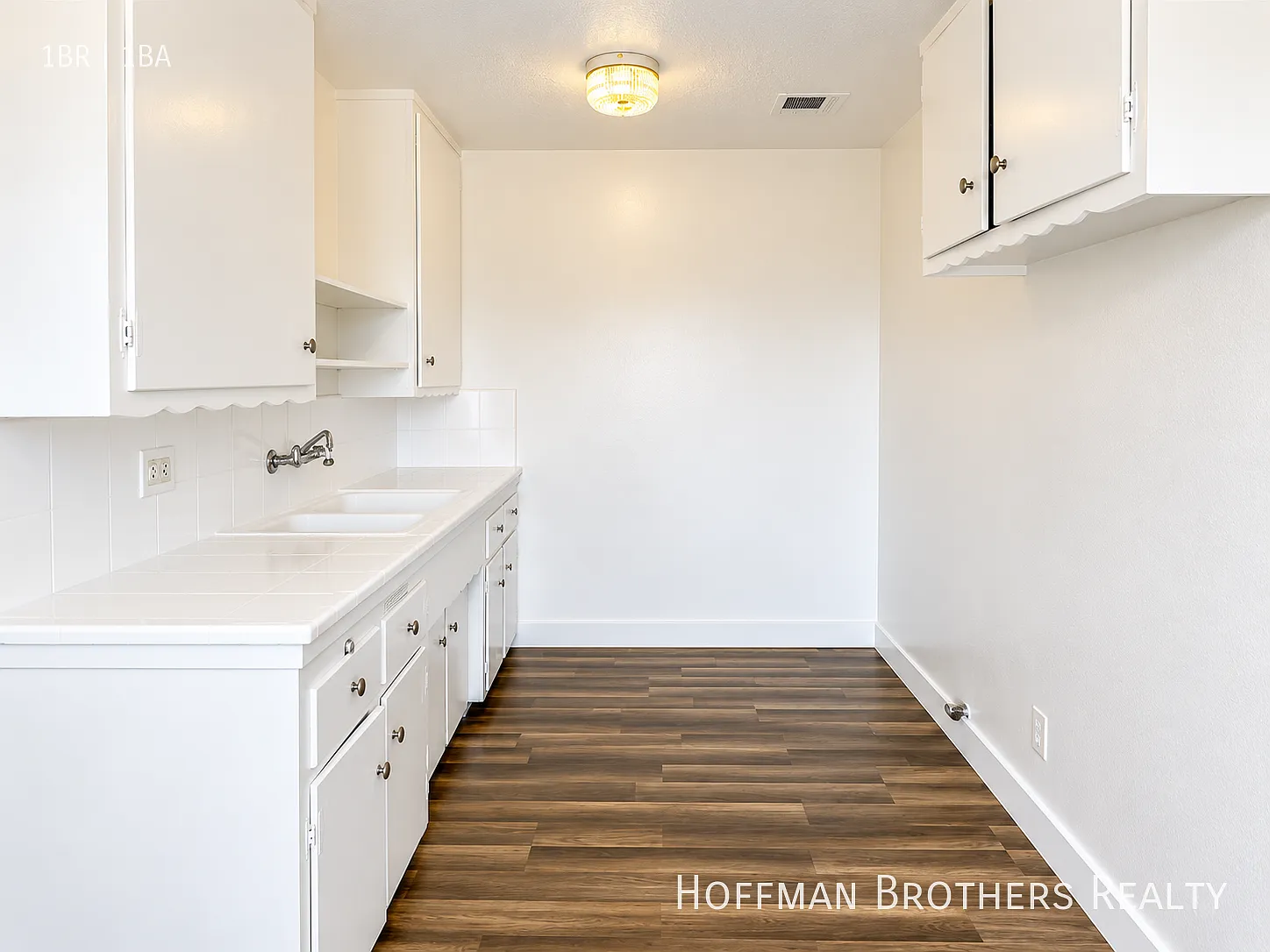 South LA Apartment Near Transit, Shopping & Neighborhood Services — Photo 2