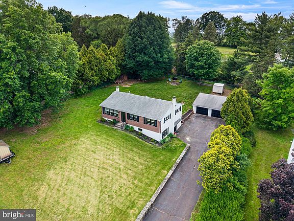 3rd image of 1068 Ebelhare Rd