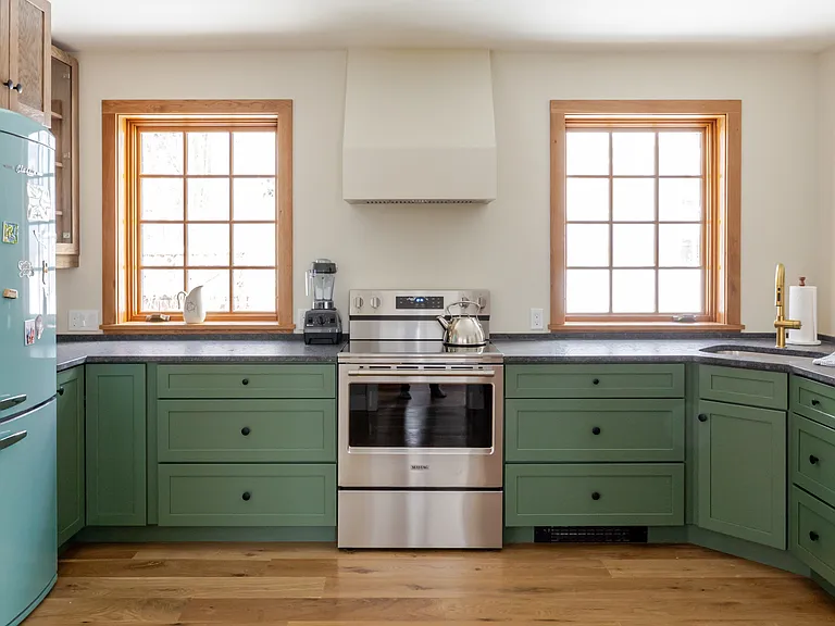 Main floor
Kitchen
Dishwasher
Refrigerator
Oven