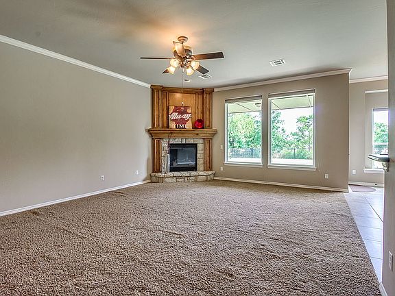 10' ceilings & crown molding