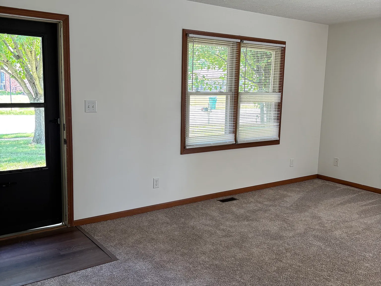 2 bed, 900 sqft, $1,400 — Photo 2