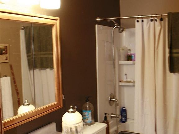 4th image of 213 E Glenwood St
