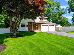 18 Deer Park Blvd, Deer Park, NY 11729