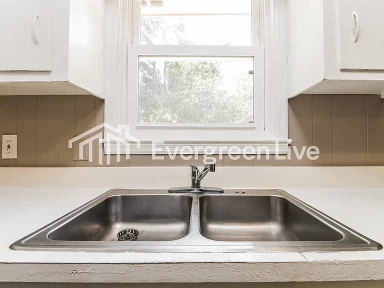 2021 Larchmont Dr — Photo 6