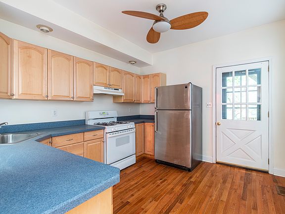 4th image of 904 N Van Buren St