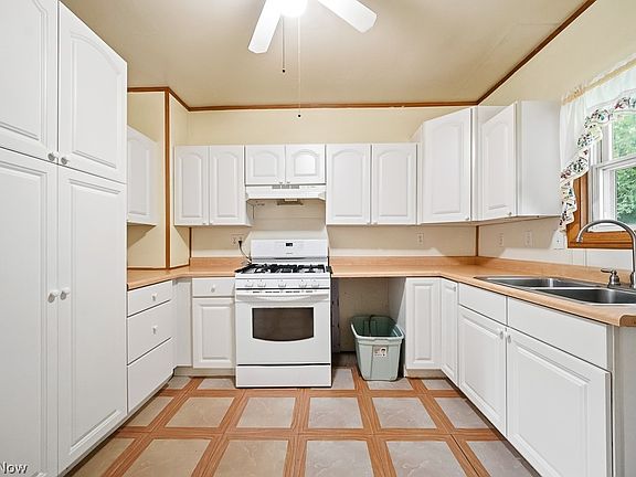 4th image of 669 Scott Pl NW