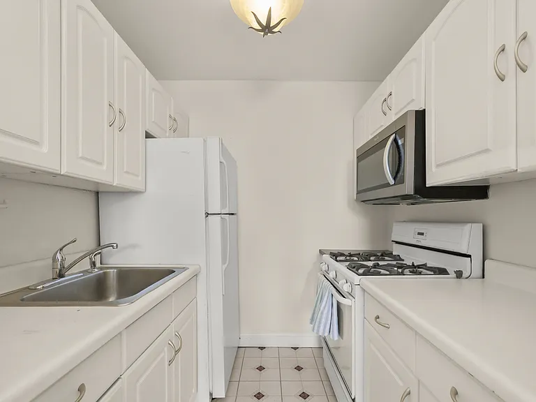 140 Grove St #4G — Photo 6