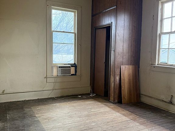 3rd image of 912 N Poplar St