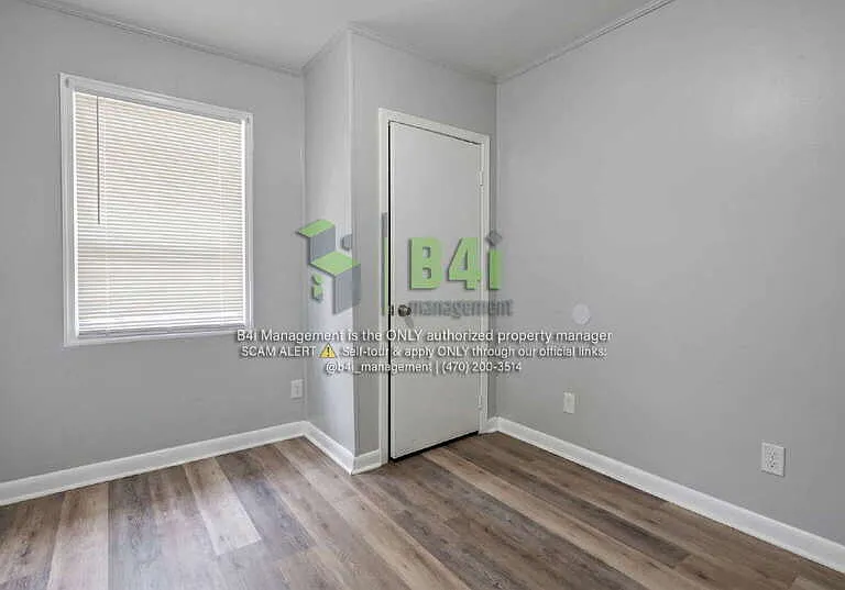 909 E 8th St — Photo 10