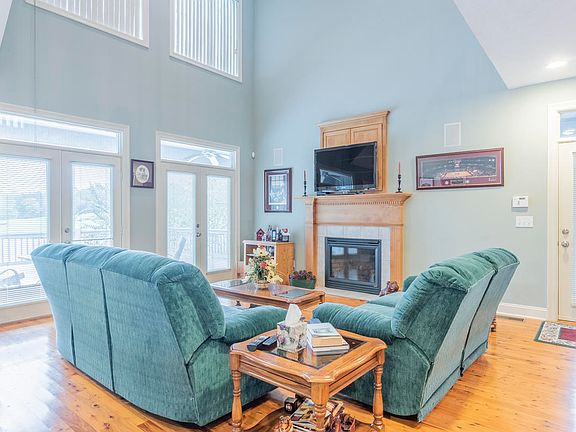 5th image of 994 W Lakeshore Dr