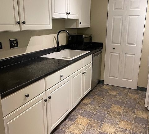 2nd image of 920 N Lakeside Dr APT 3C