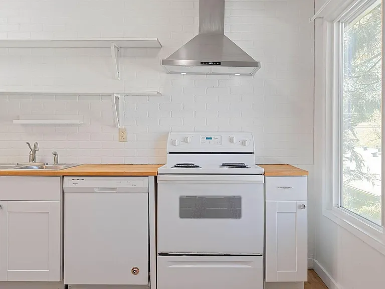 $500 off! Updated, upstairs 2-bdrm/1-bath triplex aptOn-site w/d, off-street parking, near downto... — Photo 12