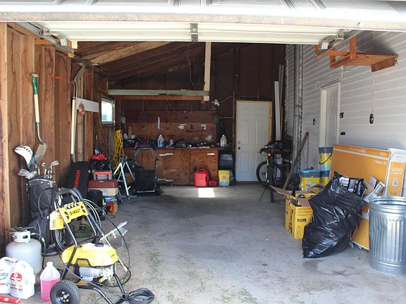 3rd image of 204 W Farmer Ave