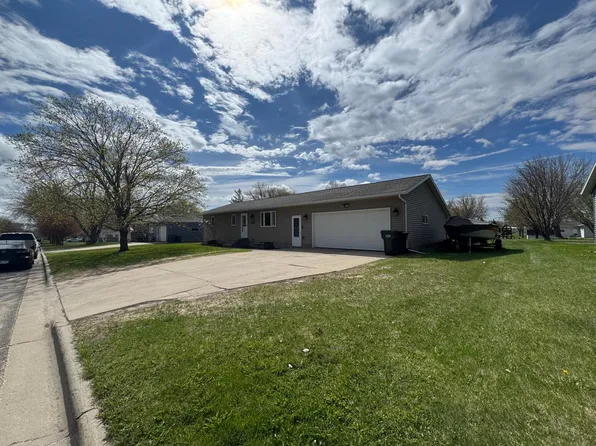 809 10th St S, Sauk Centre, MN 56378