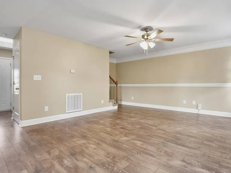 512 Sourwood Dr — Photo 2